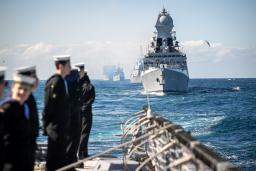 　日米豪印の海上共同訓練「マラバール」で各国の艦船を出迎えるオーストラリア軍兵士ら＝１１日、オーストラリア・シドニー沖（同国国防省提供・共同）