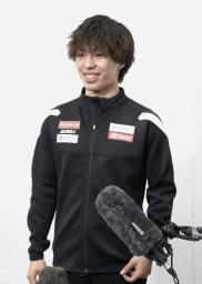 　男子ＳＰで首位に立ち、取材に応じる三浦佳生＝木下アカデミー京都アイスアリーナ
