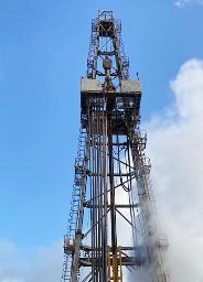　地熱資源の調査掘削中に蒸気が噴出した現場に立つ櫓（やぐら）＝１１日、北海道蘭越町（三井石油開発提供）