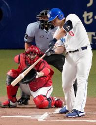 　１回中日無死二、三塁、細川が左翼線に先制の２点二塁打を放つ＝バンテリンドーム