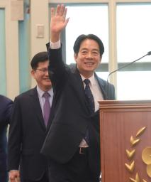 　１２日、台湾北部の桃園国際空港で、米国へ出発する前に手を振る頼清徳副総統（総統府提供・共同）