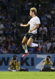 　川崎―神戸　前半、ＦＫで先制ゴールを決め喜ぶ神戸・大迫＝等々力