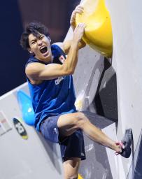 　男子複合決勝　ボルダーの第３課題で完登し、喜ぶ楢崎智亜＝ベルン（共同）