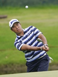 　第３ラウンド、１８番でショットを放つ松山英樹＝ＴＰＣサウスウインド（共同）