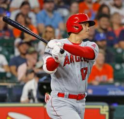 　アストロズ戦の６回、二塁打を放つエンゼルス・大谷＝ヒューストン（共同）