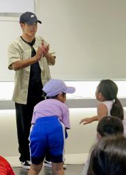 　小学生向けの体験会に参加したブレイキン男子の半井重幸（奥）＝１３日、東京都新宿区の日本オリンピックミュージアム