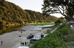 　男児が流されたとみられる木津川の現場付近＝１１日午後、京都府木津川市