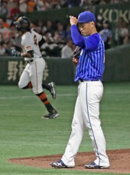 　１回、巨人・ブリンソン（奥）に満塁本塁打を浴びたＤｅＮＡ・石田＝東京ドーム