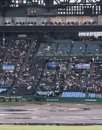 　８回途中、雨により中断した花巻東―クラーク戦＝甲子園
