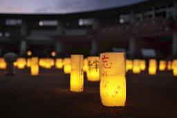 　宮城県石巻市の大川小でともされた紙灯籠＝１３日夕