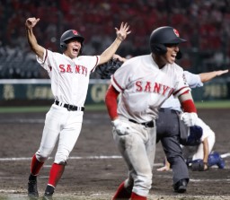 　おかやま山陽―大垣日大　タイブレークの１０回裏おかやま山陽２死満塁、捕逸に悪送球が絡み、サヨナラの生還をして喜ぶ二走山崎（左）＝甲子園