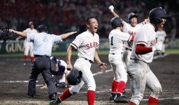 　おかやま山陽―大垣日大　タイブレークの１０回裏おかやま山陽２死満塁、捕逸に悪送球が絡んでサヨナラ勝ちし喜ぶ二走山崎（中央）ら＝甲子園