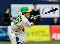 　３回阪神１死満塁、小野寺が右前に２点打を放つ＝京セラドーム