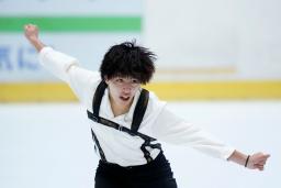 　男子フリーで演技する三浦佳生＝大津市の木下カンセーアイスアリーナ