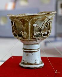 　中国・元の時代に景徳鎮窯で焼かれた馬上杯＝鹿児島県南九州市の「ミュージアム知覧」