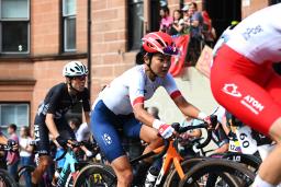 　自転車ロード種目の世界選手権、女子個人ロードレースで走行する与那嶺恵理＝１３日、グラスゴー（ゲッティ＝共同）