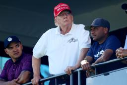 　１３日、米ニュージャージー州で開催されたゴルフの大会に姿を見せたトランプ前大統領（中央）（ゲッティ＝共同）