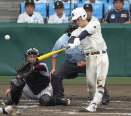 　鳥栖工―日大三　６回裏日大三１死二塁、森山が中堅に適時二塁打を放つ。捕手松延晶＝甲子園