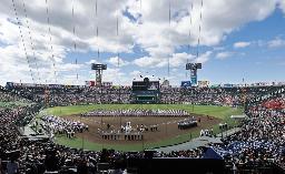 　甲子園球場で行われた第１０５回全国高校野球選手権大会の開会式＝６日