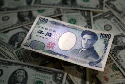 　千円札と米ドル紙幣（ロイター＝共同）