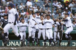 　浜松開誠館―北海　９回裏、関のサヨナラ打に大喜びの北海ナイン。手前左は生還する熊谷＝甲子園