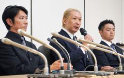 　記者会見する「ジャニーズ性加害問題当事者の会」の（左から）平本淳也代表、石丸志門副代表、大島幸広さん＝１４日午後、東京都港区