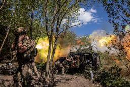 　ウクライナ東部ドネツク州でロシア軍の陣地に向けてりゅう弾砲を発射するウクライナ兵＝１３日（ゲッティ＝共同）