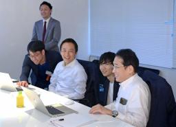 　東大の講座を受講する岸田首相（右端）。左奥は松尾豊教授＝１４日午後、東京・本郷（名札を画像加工しています、代表撮影）