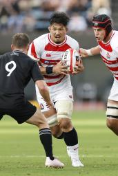 　オールブラックス・フィフティーン戦でプレーする日本代表の姫野（中央）＝７月、えがおスタ