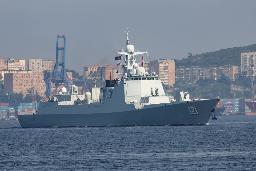 　ロシア海軍との合同パトロールのために極東ウラジオストクを出港する中国艦艇＝７月２７日（タス＝共同）