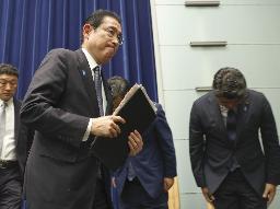 　記者会見を終えた岸田首相＝４日