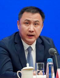 　記者会見する中国商務省外国投資管理局の朱氷局長＝１４日、北京（共同）