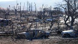 　米ハワイ・マウイ島のラハイナで、山火事により焼損した家や車＝１３日（ＡＰ＝共同）
