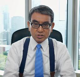 　オンラインで記者会見する河野デジタル相＝１５日午前