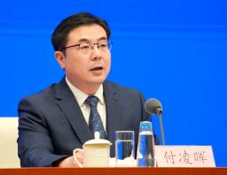 　記者会見する中国国家統計局の付凌暉報道官＝１５日、北京（共同）