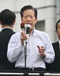 　街頭演説する公明党の山口代表＝１５日午前、東京・池袋