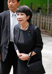　靖国神社を参拝し、記者の質問に答える高市経済安保相＝１５日午前、東京・九段北