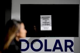 　１４日、アルゼンチン・ブエノスアイレスで、両替店の休業を伝える張り紙（ＡＰ＝共同）