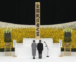　全国戦没者追悼式で黙とうされる天皇、皇后両陛下＝１５日正午、東京・日本武道館