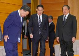　閣議に臨む岸田首相（中央）＝１５日午前、首相官邸