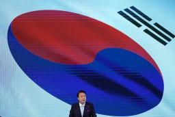 　韓国の「光復節」の式典で演説する尹錫悦大統領＝１５日、ソウル（ＡＰ＝共同）