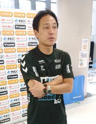 　取材に応じるハンドボール女子日本代表の楠本監督＝１５日、広島市のマエダハウジング東区ＳＣ