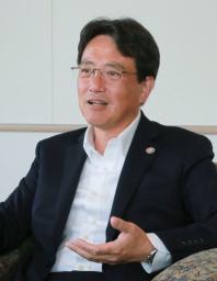 　インタビューに応じるコンコルディア・フィナンシャルグループの片岡達也社長