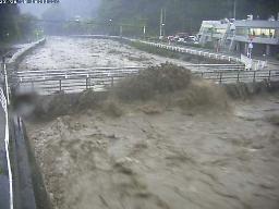 　台風７号の大雨で増水した佐治川のライブカメラ映像＝１５日夕、鳥取市佐治町（鳥取県河川課提供）