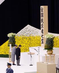 　全国戦没者追悼式で黙とうされる天皇、皇后両陛下＝１５日正午、東京・日本武道館