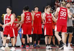 　アンゴラに勝利しタッチを交わす渡辺（中央）ら日本代表＝有明アリーナ