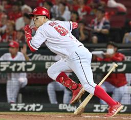 　６回広島２死一、二塁、小園が左前に適時打を放つ＝マツダ