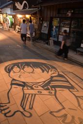 　「水木しげるロード」にお目見えした「テレビくん」の新作影絵＝１１日、鳥取県境港市