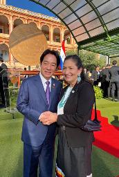 　記念写真に納まる台湾の頼清徳副総統（左）と米国のハーランド内務長官＝１５日、パラグアイ・アスンシオン（中央通信社＝共同）