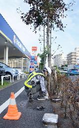 　東京都世田谷区のビッグモーター店舗付近で土壌調査をする作業員＝４日